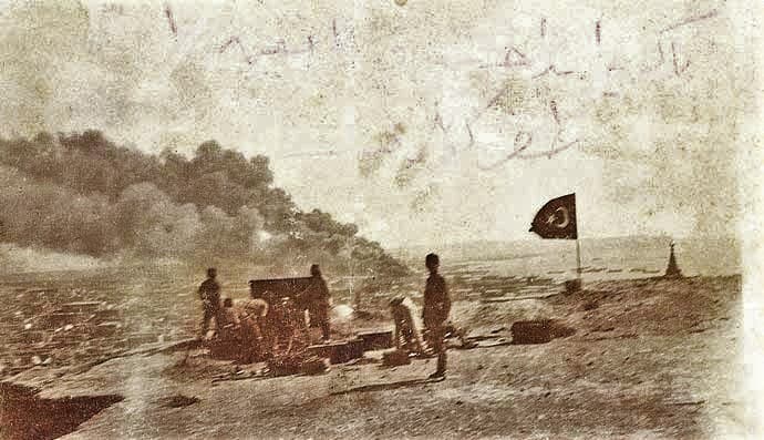 Bakü önünde Kafkas İslam Ordusu askerleri, Eylül 1918. Fotoğrafçı bilinmiyor; kamu malı (Wikimedia Commons).
